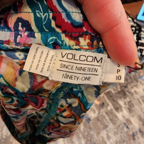 NWT Volcom Shorts Flowy Colorful Mulitcolored Size Small Stretch Waist Beachy - Picture 13 of 16